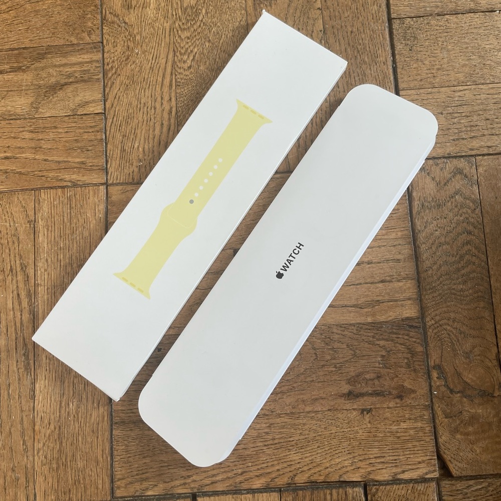 BRAND NEW (opened box) 44mm Apple watch silicone band